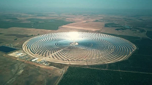 Vista aérea da central de energia solar redonda — Fotografia de Stock