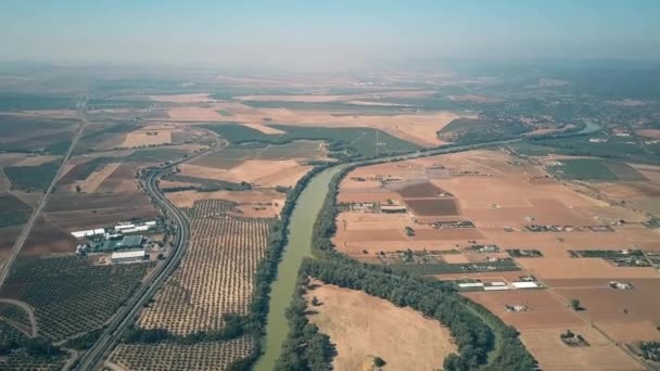 Μεγάλο υψόμετρο εναέρια άποψη του ποταμού Γουαδαλκιβίρ και αγροκτήματα, Ισπανία — Αρχείο Βίντεο