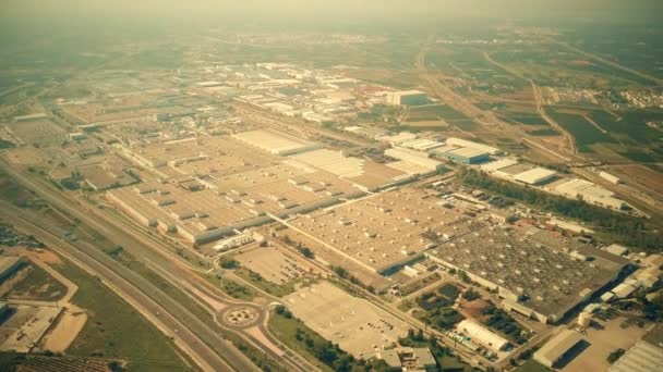 Vista aérea de una fábrica de automóviles moden — Vídeos de Stock