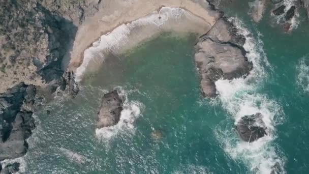 Aerial top down udsigt over havet surf og klippefyldte strand – Stock-video