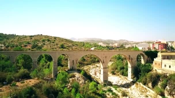 Вид с воздуха на арочный железнодорожный мост в Испании — стоковое видео