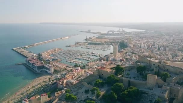 Vue aérienne du paysage urbain et du port d'Alicante derrière le château de Santa Barbara, Espagne — Video