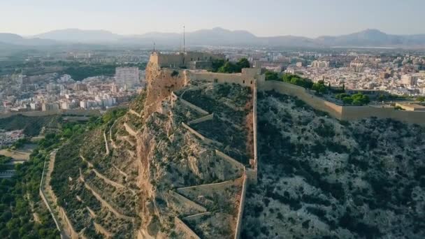 Luchtfoto van het kasteel van Santa Barbara in Alicante, Spanje — Stockvideo
