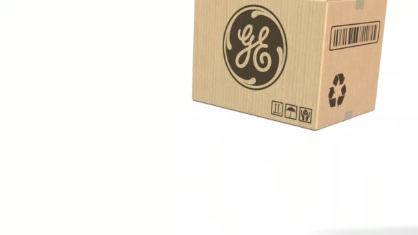 Dalende karton met General Electric logo. Redactionele 3d animatie — Stockvideo