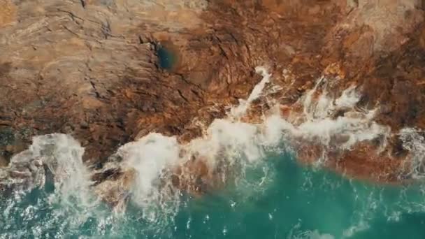 Vista aérea de arriba hacia abajo de la marea y las rocas — Vídeo de stock