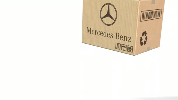 Logo de Mercedes-Benz en una caja de cartón. Animación Editorial 3D — Vídeos de Stock