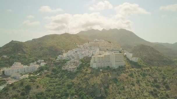 Luchtfoto van bergachtige kleine Spaanse stad in Andalusië — Stockvideo