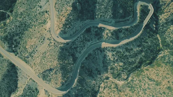 Повітря зверху вниз знімок вітряної автомобільної дороги в горах — стокове фото
