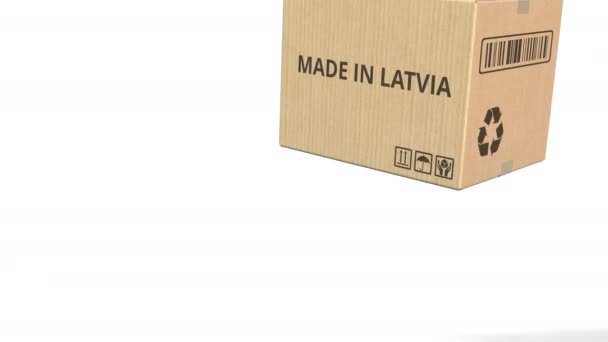 Коробка с надписью MADE IN LATVIA. 3D анимация — стоковое видео