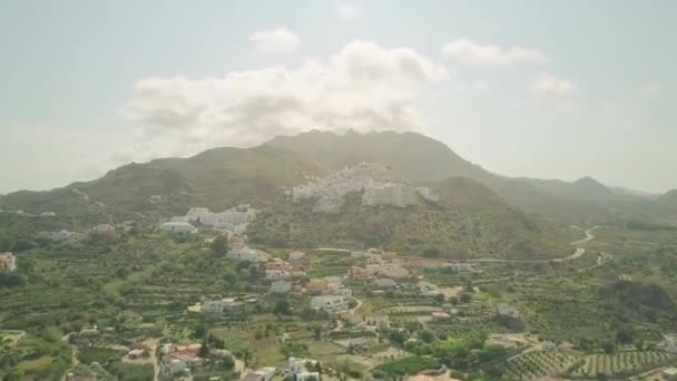 Luchtfoto hyperlapse van kleine bergachtige Spaanse stad in Andalusië — Stockvideo