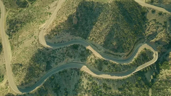 Vista aerea dall'alto verso il basso di una strada tornante ventosa in montagna. Andalusia, Spagna — Foto Stock