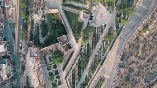 Vista aérea de cima para baixo de Alcazaba de Almeria, uma antiga fortaleza no sul da Espanha — Vídeo de Stock