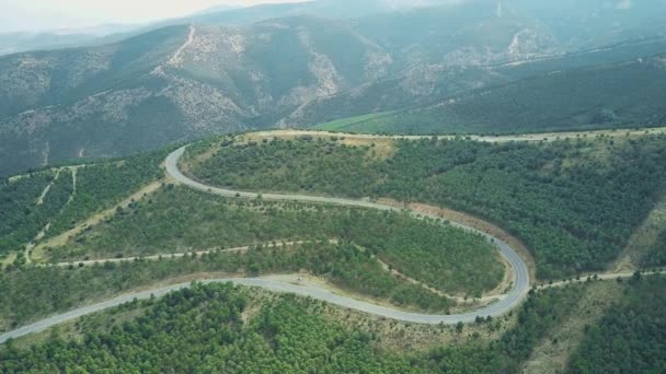 Foto aérea de una carretera con viento en Sierra Nevada Parque Nacional de las montañas, España — Vídeo de stock