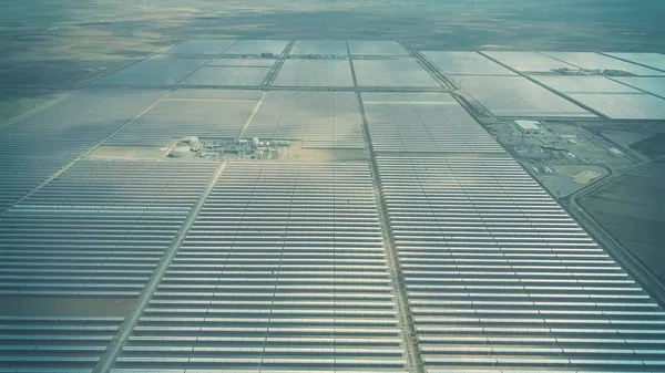 Vista aérea da moderna central solar na Andaluzia, Espanha — Fotografia de Stock