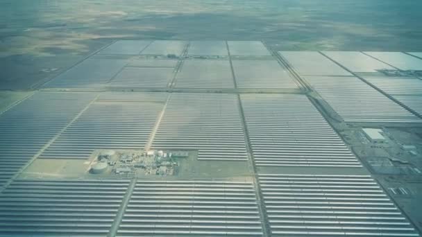 Повітряний вигляд сучасної сонячної електростанції — стокове відео