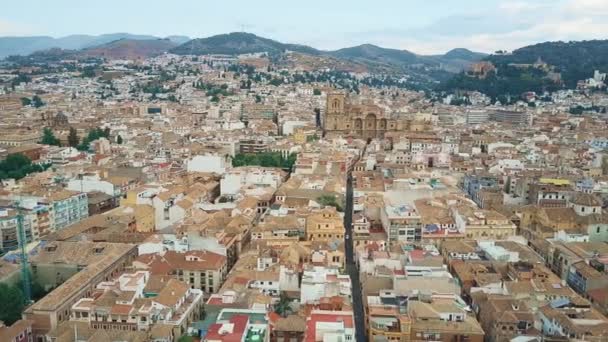 Luchtfoto van Granada met beroemde kathedraal of Catedral de Granada, Spanje — Stockvideo