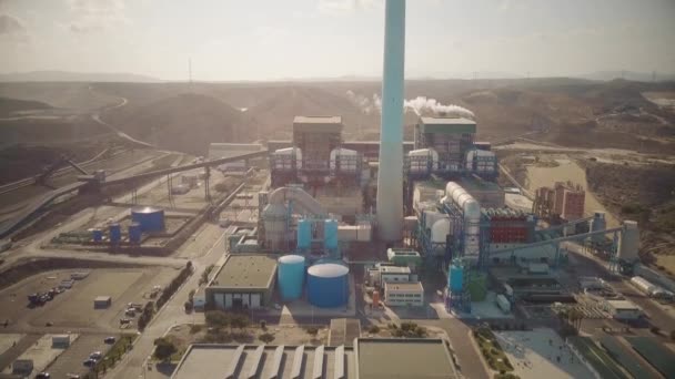 Аэросъемка устаревшей угольной электростанции в Андалусии, Испания — стоковое видео