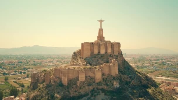 Letecký pohled na sochu Krista a Castillo de Monteagudo, Španělsko — Stock video