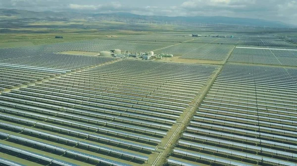 Luftaufnahme eines modernen Solarkraftwerks in Andalusien, Spanien — Stockfoto
