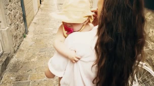 Мама Ребенок Путешествуют Старому Городу — стоковое видео