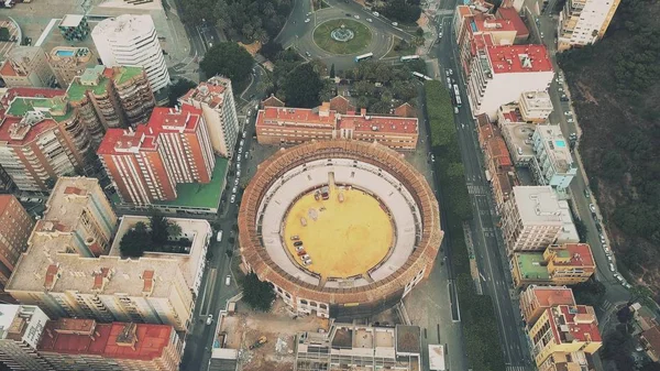 Вид с высоты птичьего полета на площадь Plaza de toros de La Malagueta или историческое здание быков в Малаге, Испания — стоковое фото