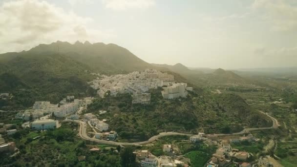 Luftaufnahme einer kleinen Stadt in den andalusischen Bergen, Spanien — Stockvideo