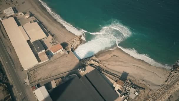 Vista aérea del desagüe de agua industrial contaminante en el mar — Vídeos de Stock