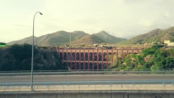 ネルハ, スペイン - 2018 年 9 月 26 日。Acueducto ・ デル ・ アギラやイーグル水道橋の空撮 — ストック動画