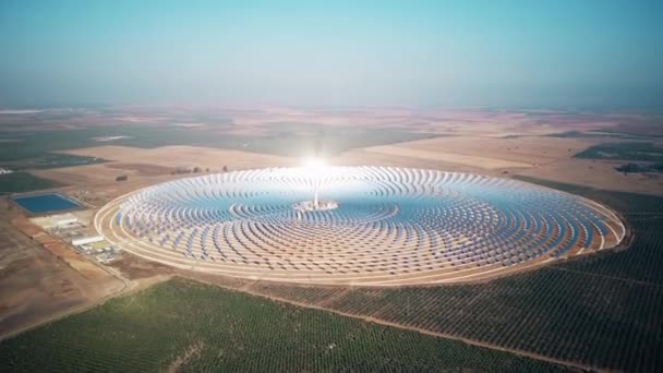 Aerial view of shining tower at modern solar power station — Stock Video