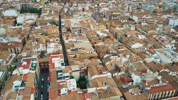 Flygfoto av gamla klinkergolv sluttande tak och smala gator i centrum av Granada, Spanien — Stockfoto