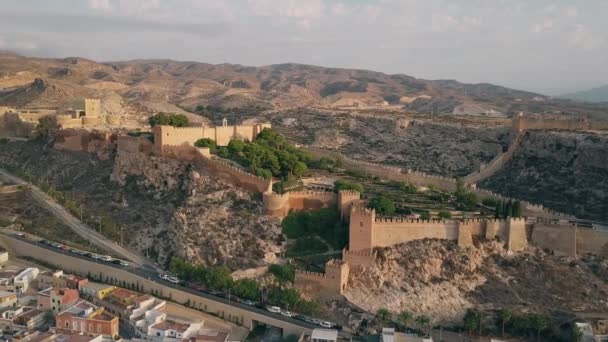Tiro aéreo da antiga Alcazaba de Almeria, uma fortaleza no sul da Espanha — Vídeo de Stock