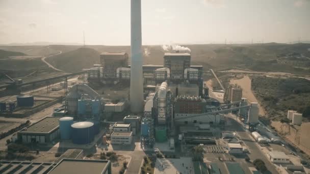 Старая угольная электростанция, вид с воздуха — стоковое видео