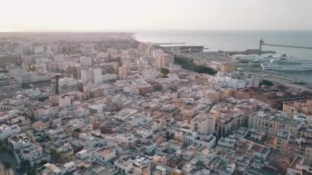 ALMERIA, SPAIN - SEPTEMBER 26, 2018. Aerial shot of city and sea — Stock Video