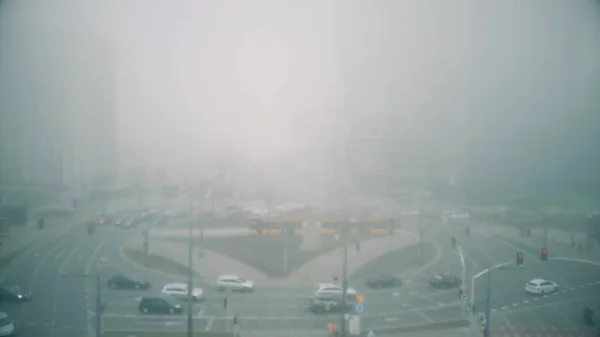Tiro borrado da rua da cidade no nevoeiro — Fotografia de Stock
