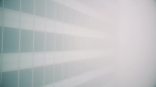 Tiro descendente aéreo de edifício de escritório na névoa — Vídeo de Stock