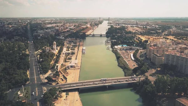 スペイン、セビリアでグアダルキビル川に架かる橋の空撮 — ストック写真