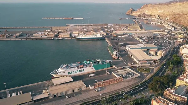 Almeria, Spanien - 26 September 2018. Flygfoto över Balearia ferry i hamnen — Stockfoto