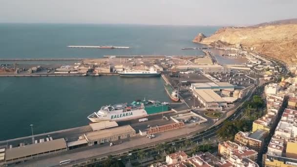 ALMERIA, SPAIN - 26 сентября 2018 года. Вид с воздуха на Балеарский паром в морском порту — стоковое видео