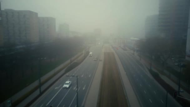 Flight over blurred city street in fog — Stock Video
