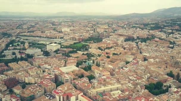 Vista aérea del paisaje urbano de Granada, España — Vídeos de Stock