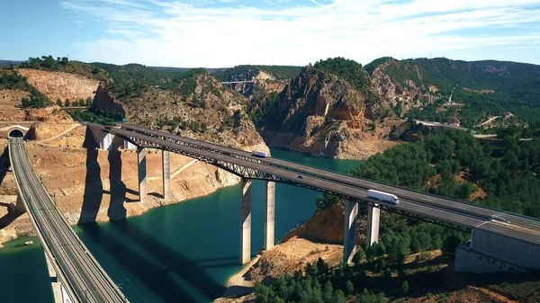 A légi felvétel a autópálya és vasúti hidat Spanyolországban — Stock Fotó