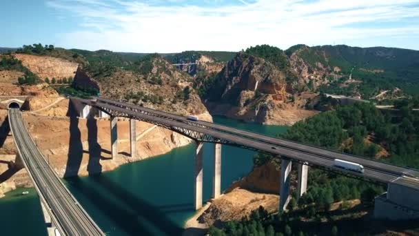 Luchtfoto van de snelweg en de spoorlijn bruggen in Spanje — Stockvideo