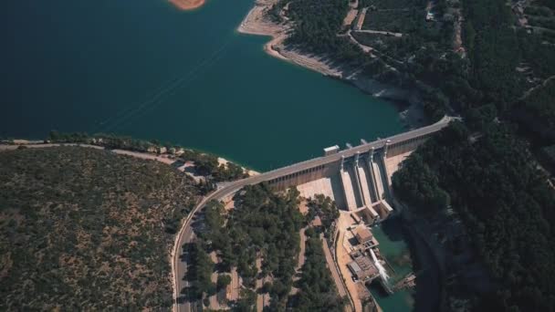 Vista aérea da central hidroeléctrica e da barragem — Vídeo de Stock