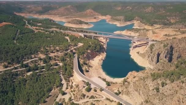 A légi felvétel a Viaducto de Contreras, autópálya híd hegyvidéki területen, Spanyolország — Stock videók
