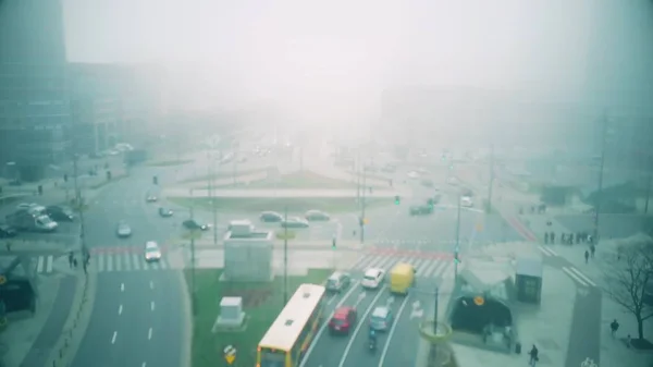 Воздушный размытый снимок туманных улиц в центре Варшавы, Польша — стоковое фото