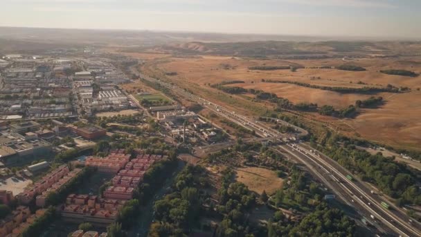 Luftaufnahme der Stadt Rivas-Vaciamadrid und der Autobahn A3 von Madrid nach Valencia, Spanien — Stockvideo