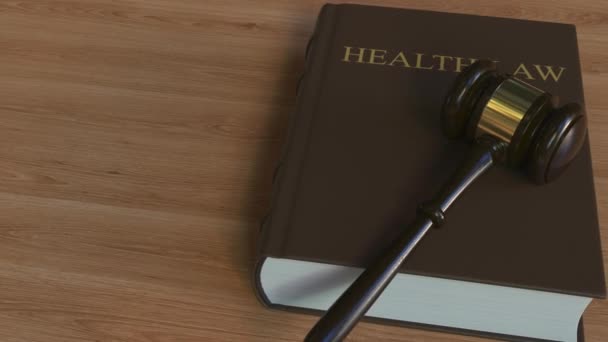 健康法の本と裁判官の小槌。3 d アニメーション — ストック動画