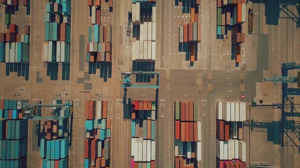 Valencia, spanien - oktober 2, 2018. von oben nach unten luftaufnahme der großen seehafen containerwerft — Stockfoto