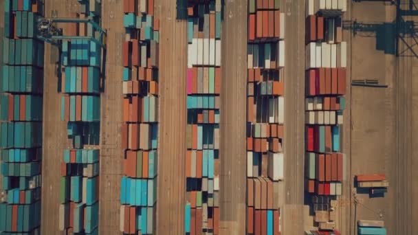 Valencia, Spanien - 2 oktober 2018. Top-down Flygfoto över stora seaport container yard — Stockvideo