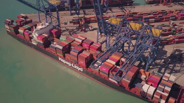 Valencia, Hiszpania - 2 października 2018 r. Widok na wielki kontenerowiec Hapag-Lloyd jest ładowany w port morski — Zdjęcie stockowe